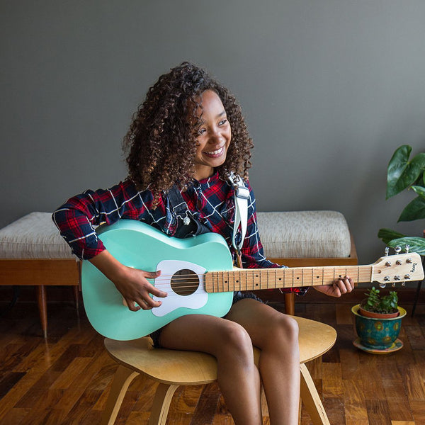 Loog kids guitars_girl plays Pro VI Green guitar