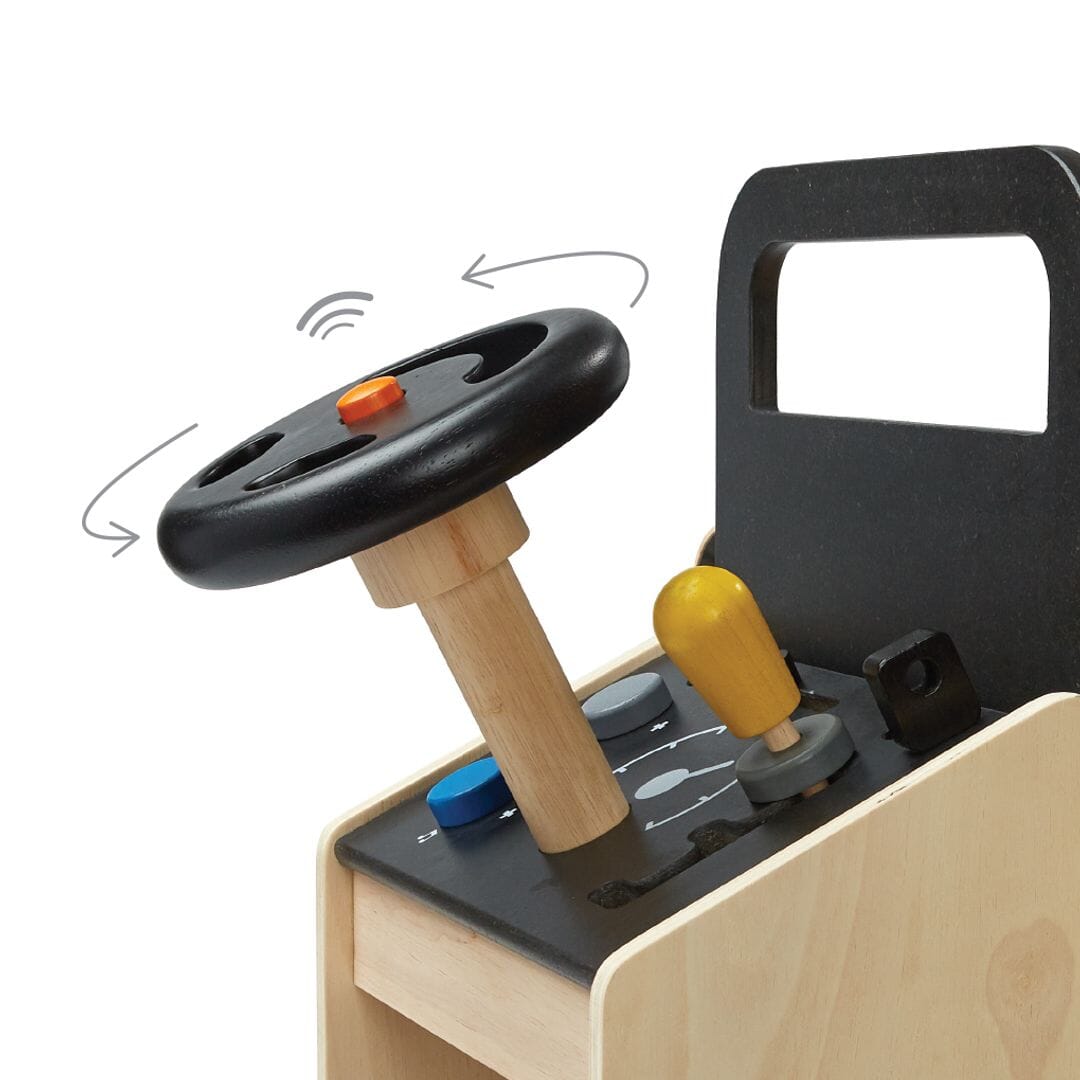 Rotating steering wheel on PlanToys Motor Mechanic car for 3 year olds and up