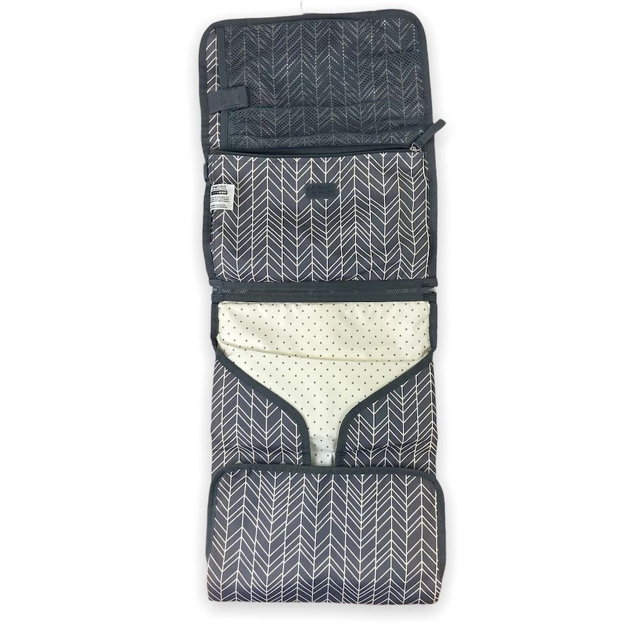 TOYCYCLE - Skip Hop Baby Changing Station & Diaper Clutch - Graphic