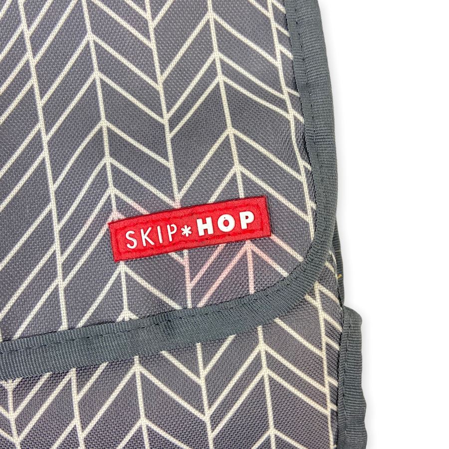 TOYCYCLE - Skip Hop Baby Changing Station & Diaper Clutch - Graphic