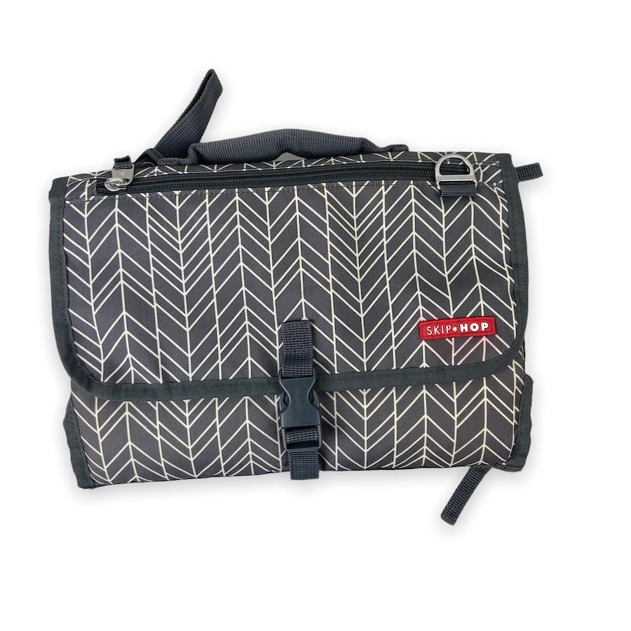 TOYCYCLE - Skip Hop Baby Changing Station & Diaper Clutch - Graphic